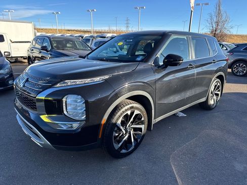 Used 2022 Mitsubishi Outlander SE image 2