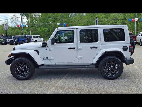 Used 2025 Jeep Wrangler Unlimited Sahara AWD/4WD image 5
