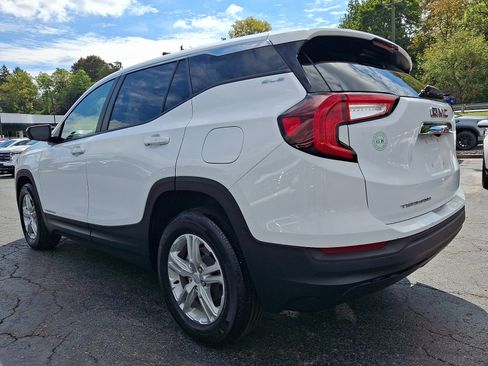 Used 2024 GMC Terrain SLE FWD image 4