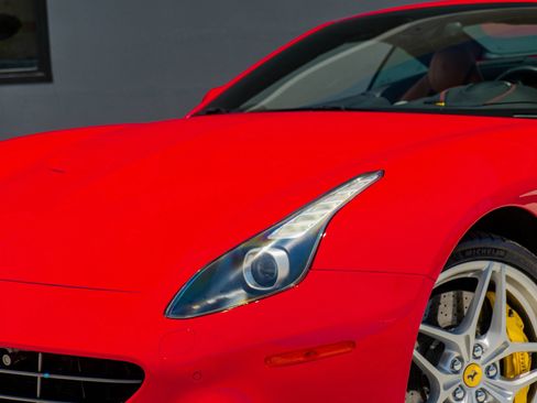 Used 2016 Ferrari California T RWD image 18