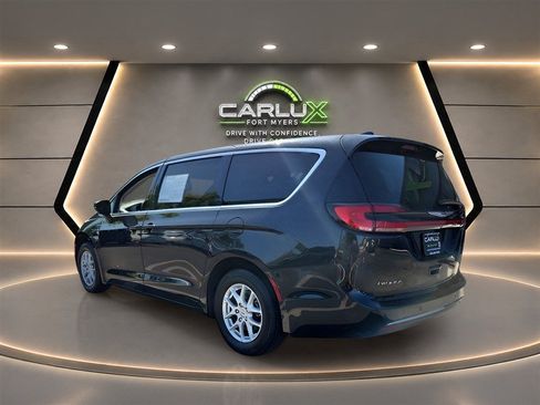 Used 2023 Chrysler Pacifica Touring-L FWD image 4