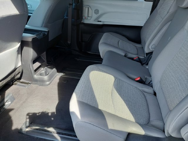 Used 2025 Toyota Sienna LE FWD image 31