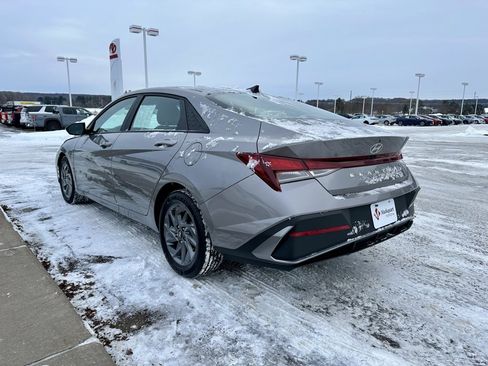 Used 2024 Hyundai Elantra SEL image 3