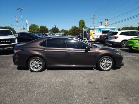 Used 2020 Toyota Camry XLE FWD image 3