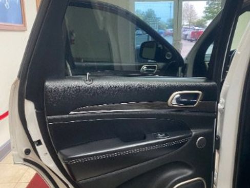 Used 2017 Jeep Grand Cherokee Overland image 17