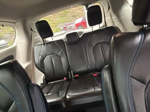 Used 2021 Chrysler Pacifica Touring-L FWD image 16