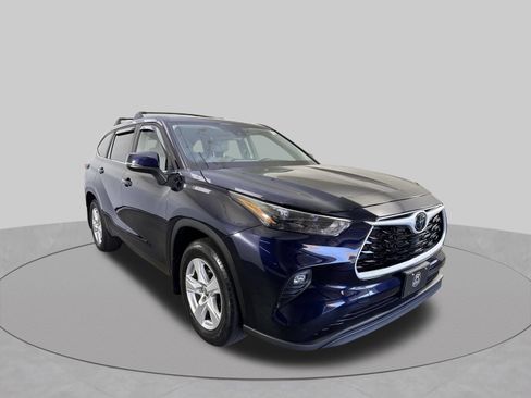 Used 2023 Toyota Highlander LE FWD image 3