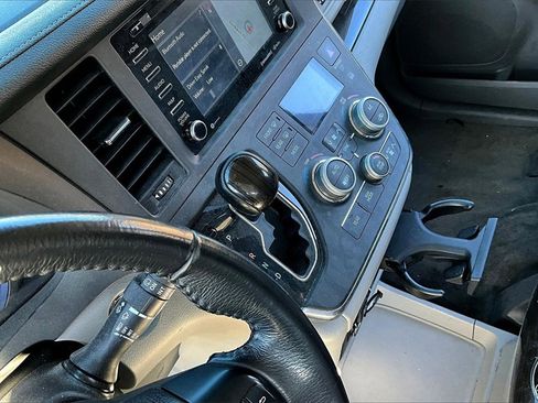 Used 2018 Toyota Sienna XLE image 13