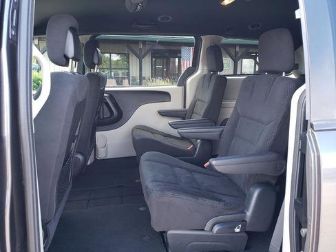 Used 2016 Dodge Grand Caravan SE image 12
