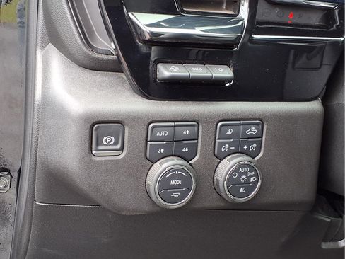 Used 2025 Chevrolet Silverado 2500 ZR2 w/ Technology Package AWD/4WD image 17