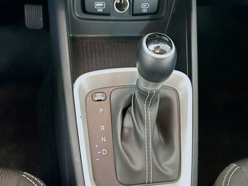 Used 2025 Hyundai Venue SEL FWD image 24