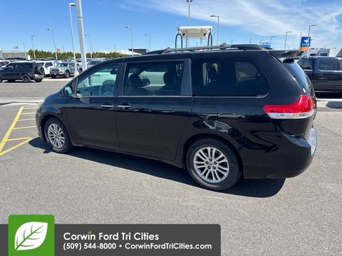 Used 2011 Toyota Sienna XLE w/ XLE Navigation Pkg FWD image 5