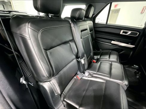 Used 2024 Ford Explorer XLT w/ Equipment Group 202A AWD/4WD image 28