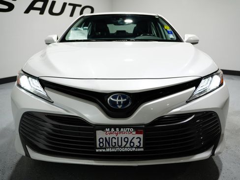 Used 2020 Toyota Camry XLE image 2