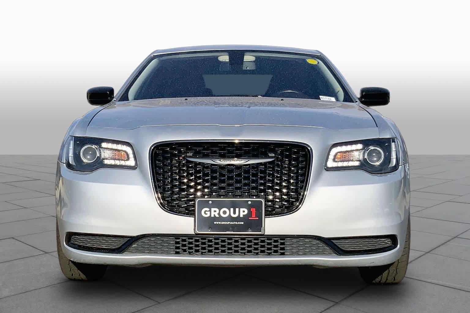 Used 2022 Chrysler 300 Touring w/ Sport Appearance Package RWD image 4