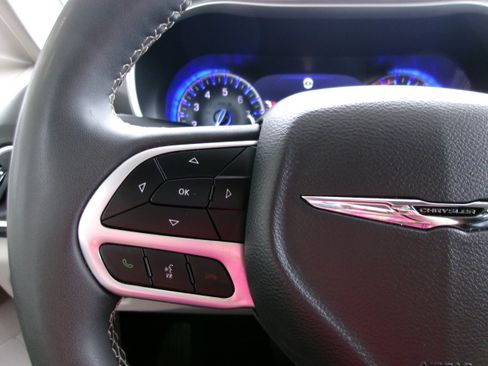 Used 2024 Chrysler Pacifica Touring-L FWD image 8