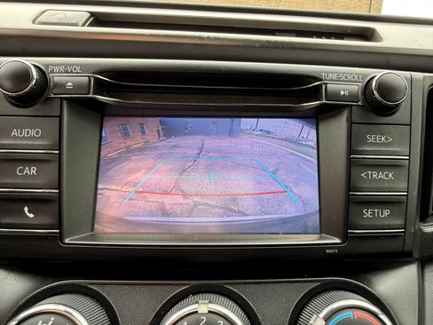 Used 2018 Toyota RAV4 LE FWD image 14