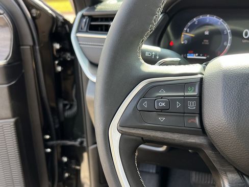 Used 2024 Jeep Grand Cherokee Limited w/ Luxury Tech Group II image 34