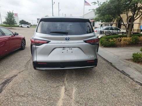 Used 2024 Toyota Sienna Platinum FWD image 2