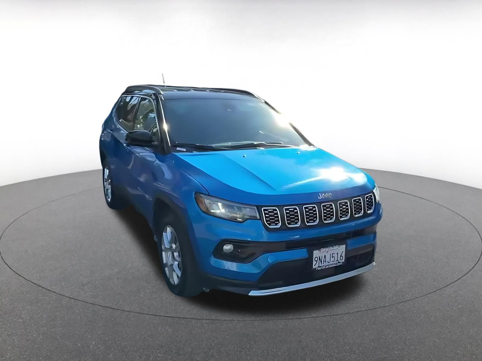 Used 2025 Jeep Compass Limited AWD/4WD image 3