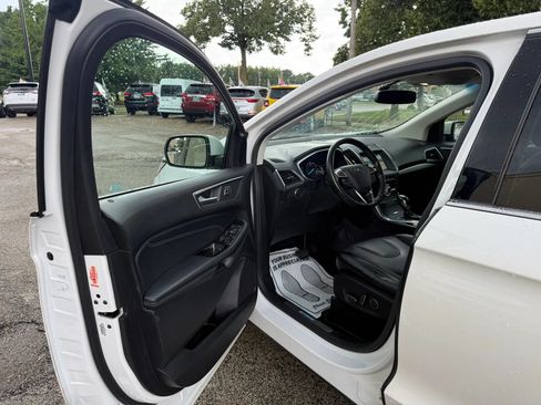 Used 2018 Ford Edge Titanium w/ Technology Package AWD/4WD image 9