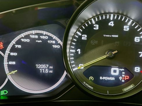 Used 2023 Porsche Panamera 4 Platinum Edition image 9