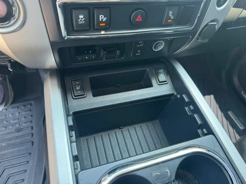 Used 2017 Nissan Titan SL w/ SL Towing Convenience Package RWD image 20