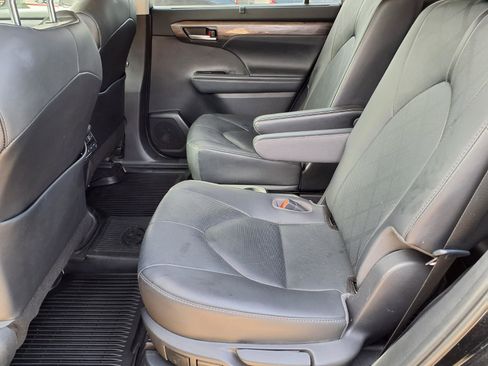 Used 2021 Toyota Highlander Platinum FWD image 10