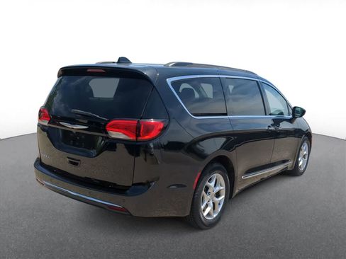 Used 2017 Chrysler Pacifica Touring-L w/ Tire & Wheel Group FWD image 8