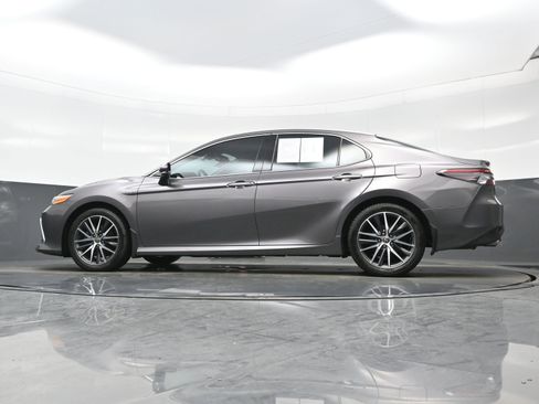 Used 2021 Toyota Camry XLE w/ Navigation Upgrade Package FWD image 31