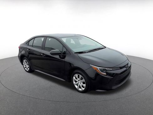 Used 2025 Toyota Corolla LE image 2
