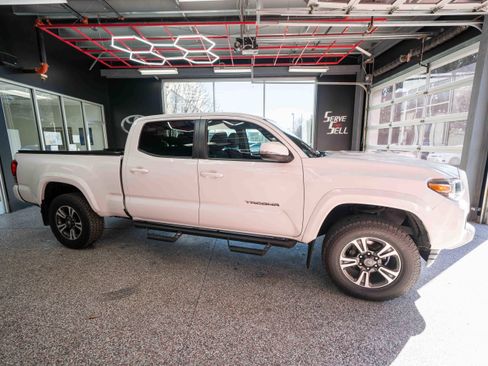 Used 2016 Toyota Tacoma TRD Sport w/ Premium & Technology Package image 5