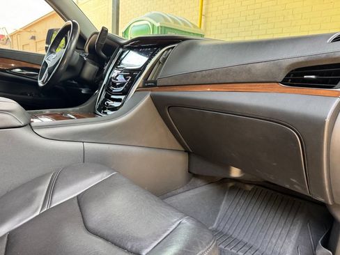 Used 2020 Cadillac Escalade Luxury AWD/4WD image 28