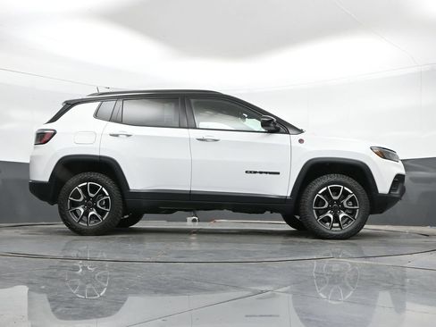 Used 2025 Jeep Compass Trailhawk AWD/4WD image 41