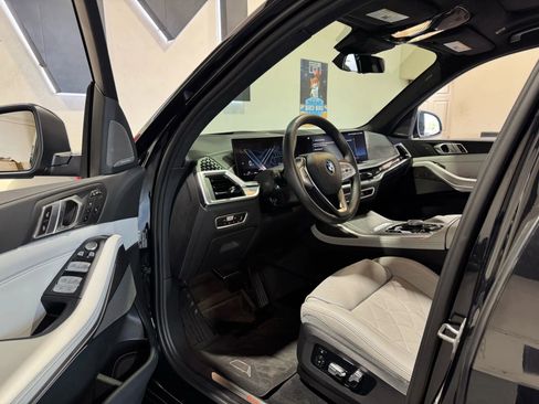 Used 2023 BMW X7 xDrive40i w/ Premium Package image 9