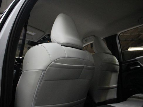 New 2025 Mitsubishi Outlander SE image 23