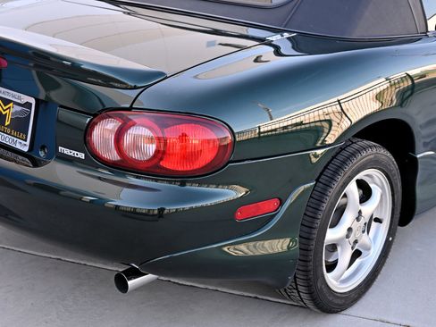 Used 2002 MAZDA MX-5 Miata RWD image 31