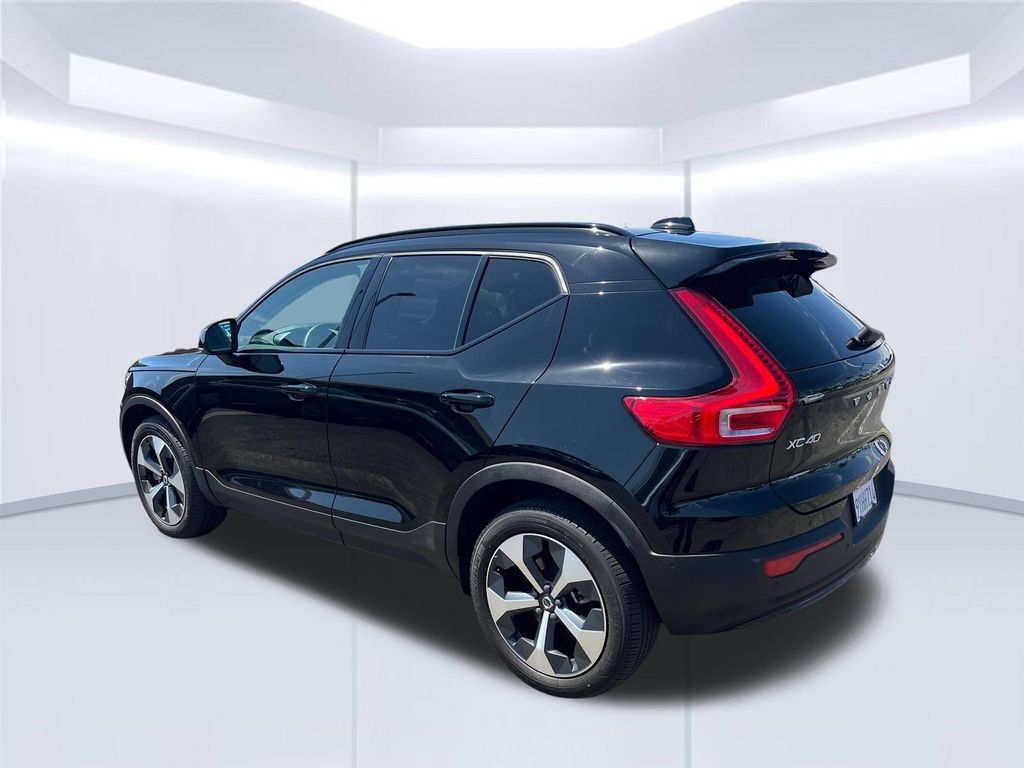 Used 2023 Volvo XC40 B5 Plus w/ Driver Assist Package AWD/4WD image 3