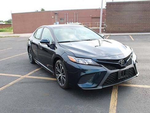 Used 2018 Toyota Camry SE w/ Moonroof Package FWD image 4