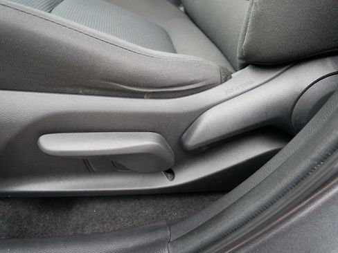 Used 2022 Toyota RAV4 LE AWD/4WD image 17