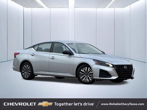 Used 2024 Nissan Altima 2.5 SV FWD image 1