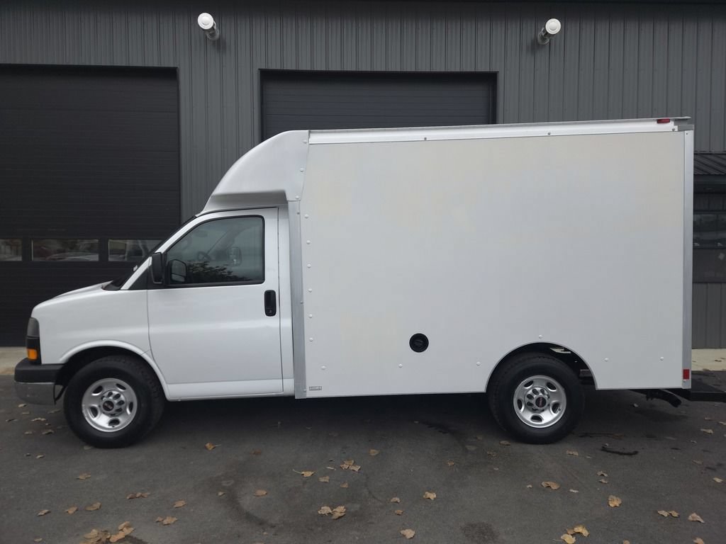 Used 2017 GMC Savana 3500 RWD image 1