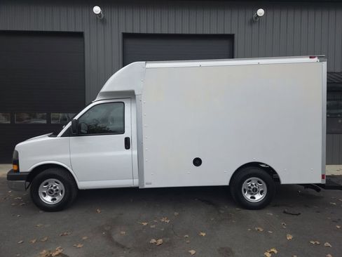 Used 2017 GMC Savana 3500 image 1