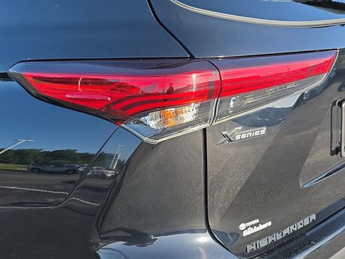 Used 2021 Toyota Highlander XLE AWD/4WD image 35