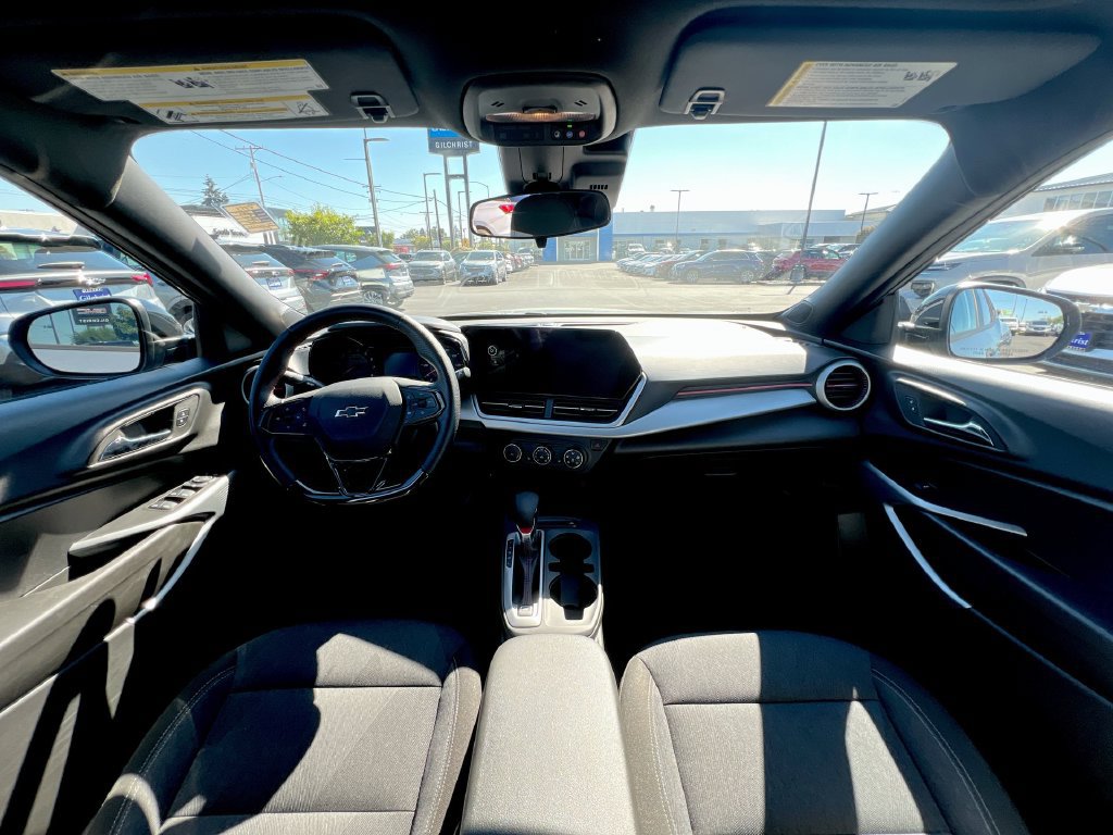 Used 2025 Chevrolet Trax RS w/ Driver Confidence Package FWD image 17