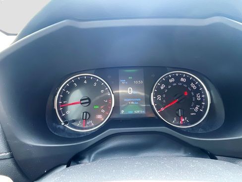 Used 2021 Toyota RAV4 XLE w/ Convenience Package FWD image 12
