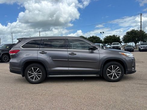 Used 2019 Toyota Highlander XLE FWD image 4