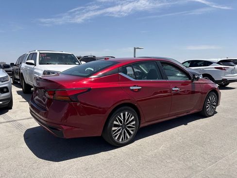 Used 2025 Nissan Altima 2.5 SV FWD image 2