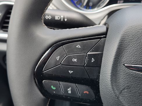 Used 2025 Chrysler Pacifica Limited FWD image 30