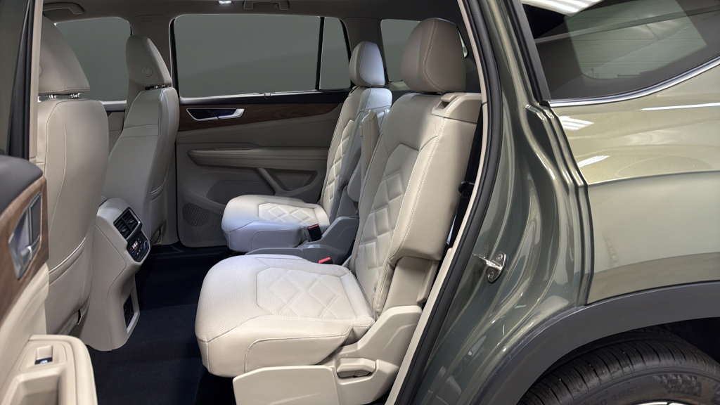 Used 2025 Volkswagen Atlas SE w/ Panoramic Sunroof Package AWD/4WD image 22